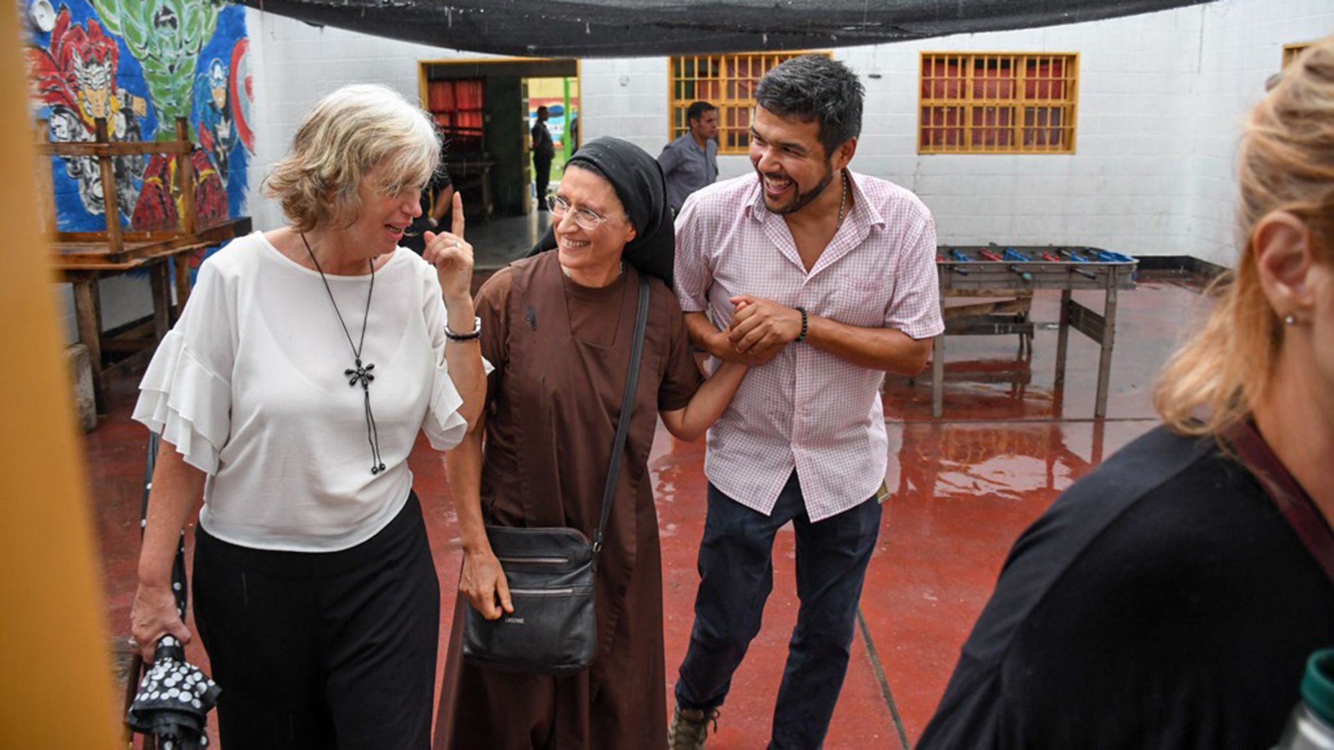 La monja Mónica Astorga junto a la jueza de ejecución penal de San Martín María del Carmen Rodríguez Melluso y Andrés López, defensor oficial del departamento judicial de San Martín 