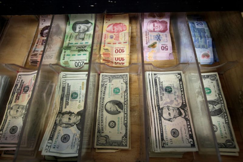 Foto de archivo de billetes de dólares y pesos mexicanos en una casa de cambio en Ciudad Juárez. Ene 15, 2018. REUTERS/Jose Luis Gonzalez