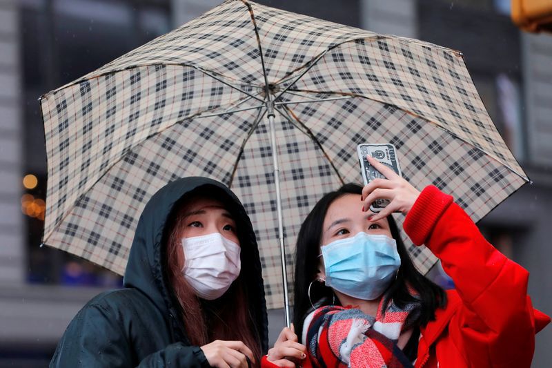 Personas usan máscaras faciales en Times Square después de que se confirmaron más casos de coronavirus en la ciudad de Nueva York, EEUU, 6 de marzo de 2020. REUTERS/Andrew Kelly