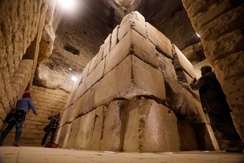 Turistas toman fotos en la cámara funeraria y el sarcófago del rey Djoser dentro de la pirámide escalonada de Saqqara, al sur de El Cairo, Egipto, 5 marzo 2020.
REUTERS/Mohamed Abd El Ghany