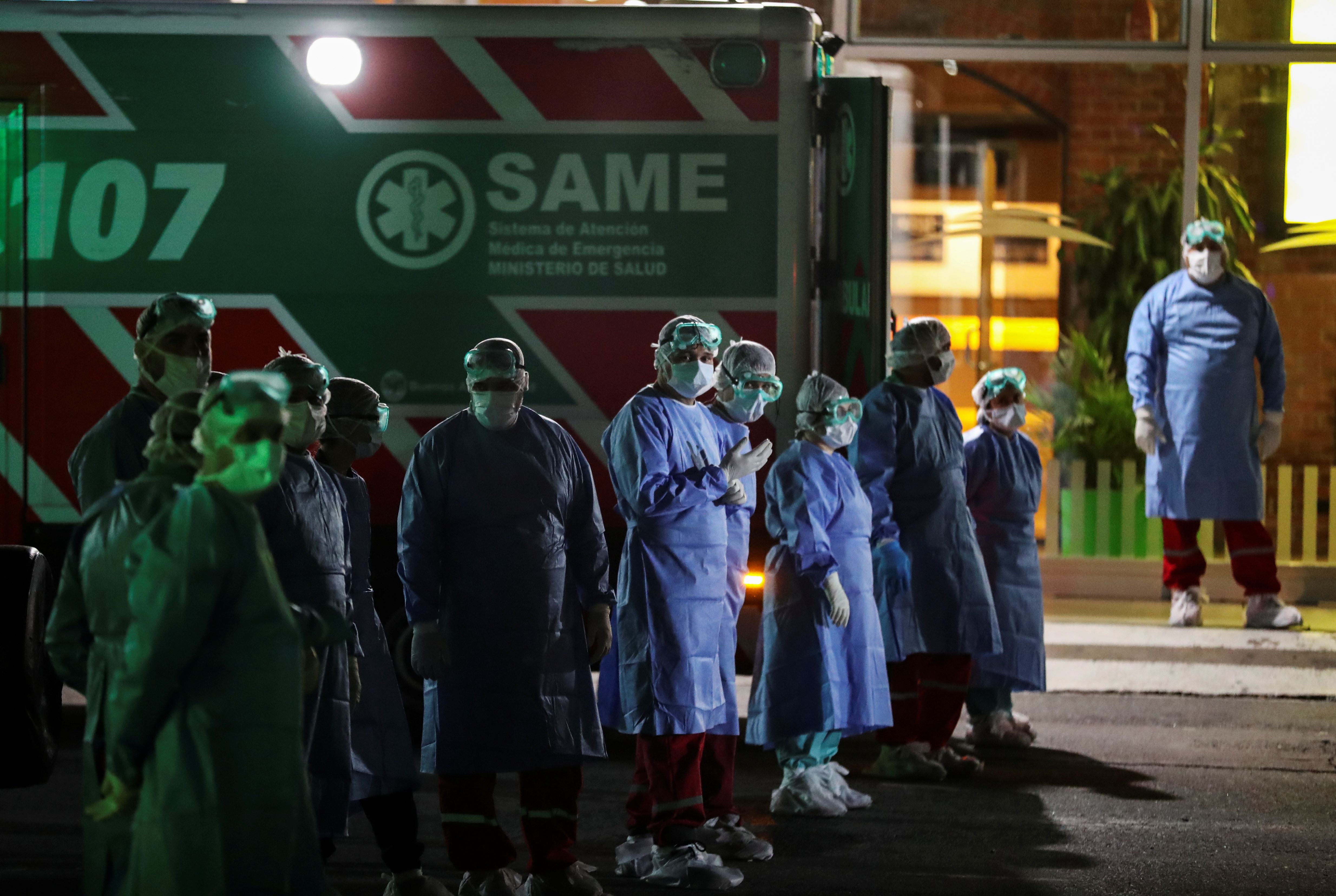 Las autoridades sanitarias llegaron al lugar y montaron el operativo previsto para este tipo de situaciones. (Reuters/Agustin Marcarian)