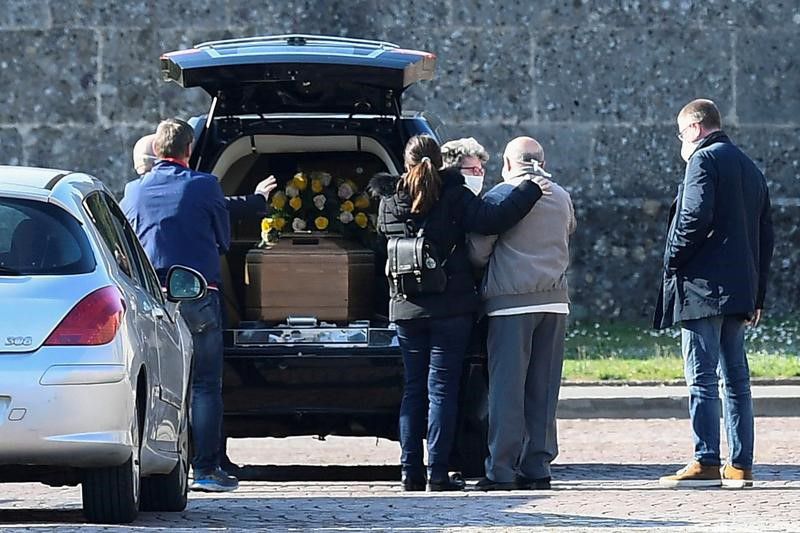 FOTO DE ARCHIVO: Familiares de una persona que murió por enfermedad de coronavirus (COVID-19) llegan a un cementerio en Bérgamo. 16 de marzo de 2020. REUTERS/Flavio Lo Scalzo