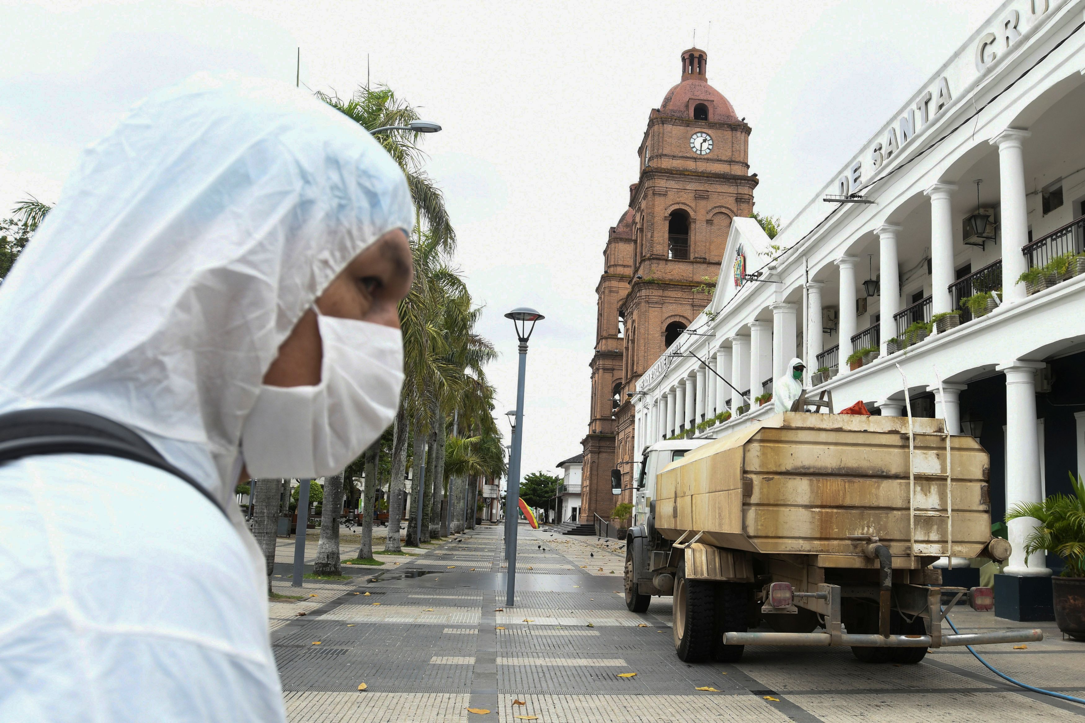 Un trabajador local limpia las calles como medida preventiva, debido al brote de la enfermedad coronavirus (COVID-19), en Santa Cruz, Bolivia, el 26 de marzo de 2020. REUTERS/Rodrigo Urzagasti