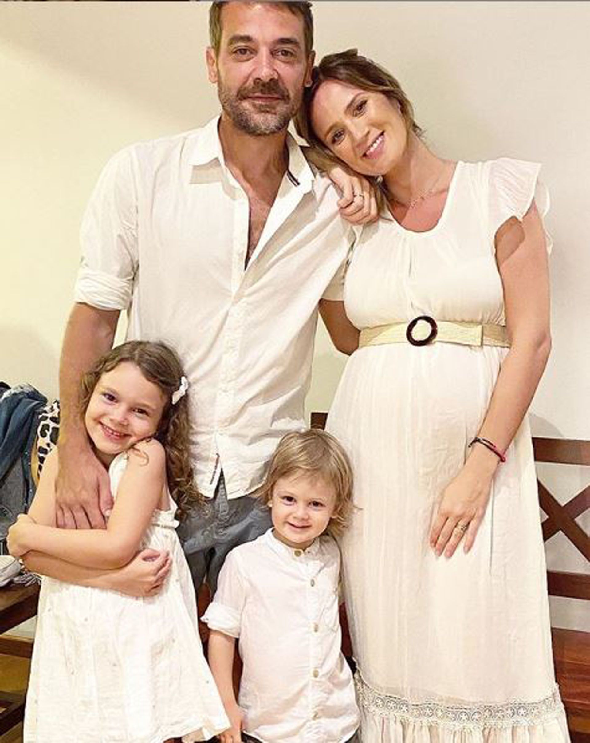 Paula junto a su marido, Pedro Alfonso, y sus hijos Olivia y Balthazar (Foto: Instagram)