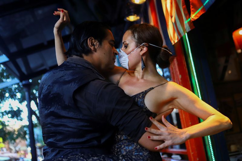 Makrina Anastasiadou y su pareja de tango "El Morocho" bailan para el público en un restaurante casi vacío luego de un show de tango suspendido para prevenir el avance del coronavirus (COVID-19), en Buenos Aires, Argentina. 16 de marzo del 2020. Foto tomada el 16 de marzo del 2020. REUTERS/Matias Baglietto