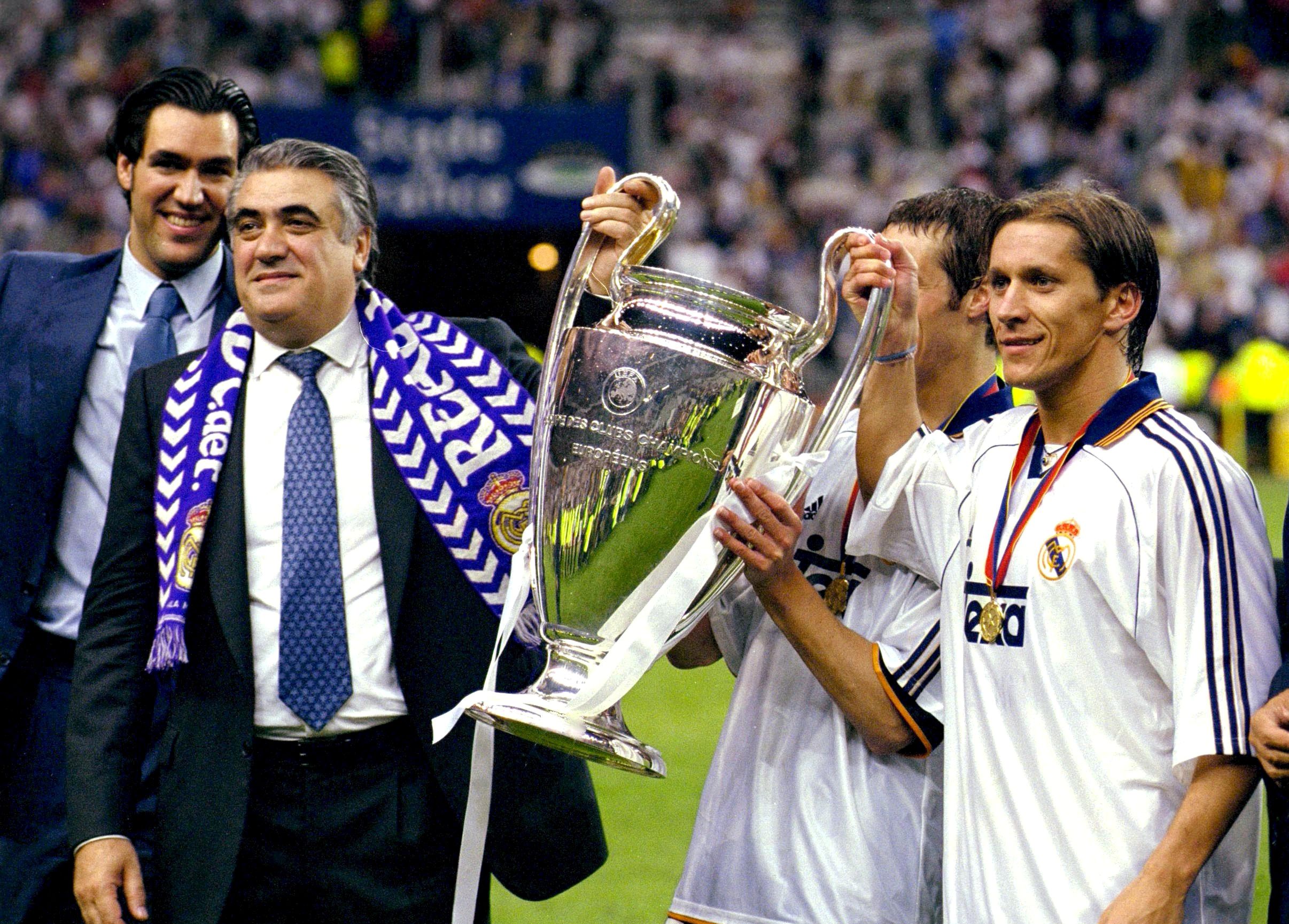 Lorenzo Sanz alza la Champions en el 2000 (Foto: Reuters)