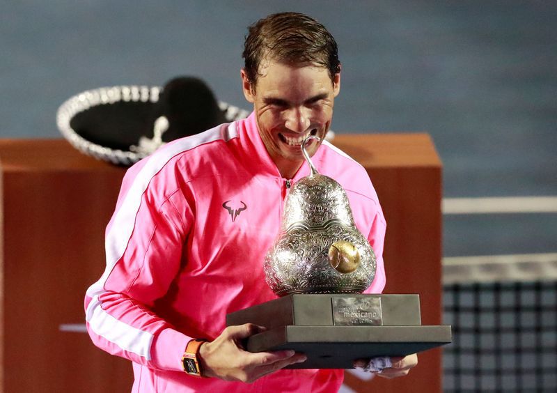 Rafael Nadal muerde su trofeo de campeón del Abierto Mexicano de Tenis. Estadio Princess, Acapulco, México. 29 de febrero de 2020.
REUTERS/Henry Romero