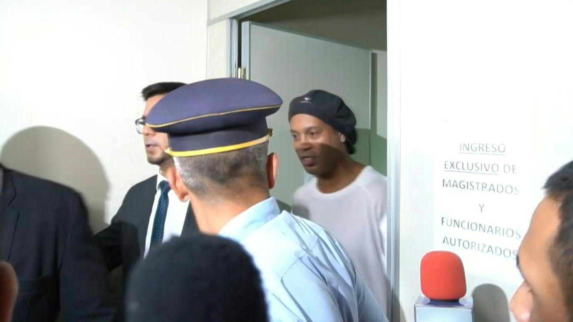 El exfutbolista brasileño Ronaldinho Gaúcho y su hermano Roberto pasaron la noche del viernes en un cuartel de la policía paraguaya tras ser detenidos en un hotel en Asunción por orden de la Fiscalía general