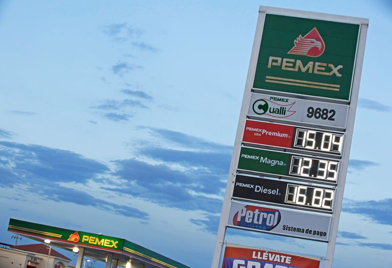 Un carte digital LED de la empresa estatal Petróleos Mexicanos (PEMEX) muestra sus precios de DUBA Premium (diesel ultra bajo en azufre), Magna (regular) gasolina y diesel, en Ciudad Juárez, México, 4 de octubre de 2017. Foto tomada el 4 de octubre , 2017. REUTERS / Jose Luis Gonzalez / Foto de archivo