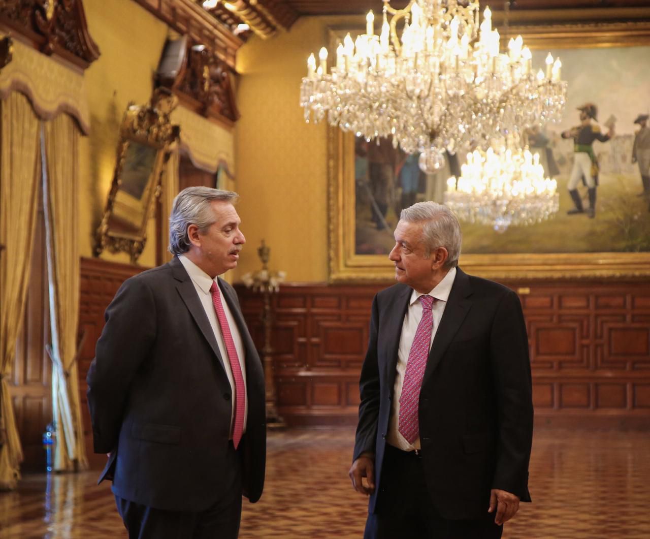 Los presidentes de Argentina (izquierda) y México acordaron realizar estos vuelos para devolver a sus respectivos compatriotas a su país natal (Foto: Cortesía de Presidencia)