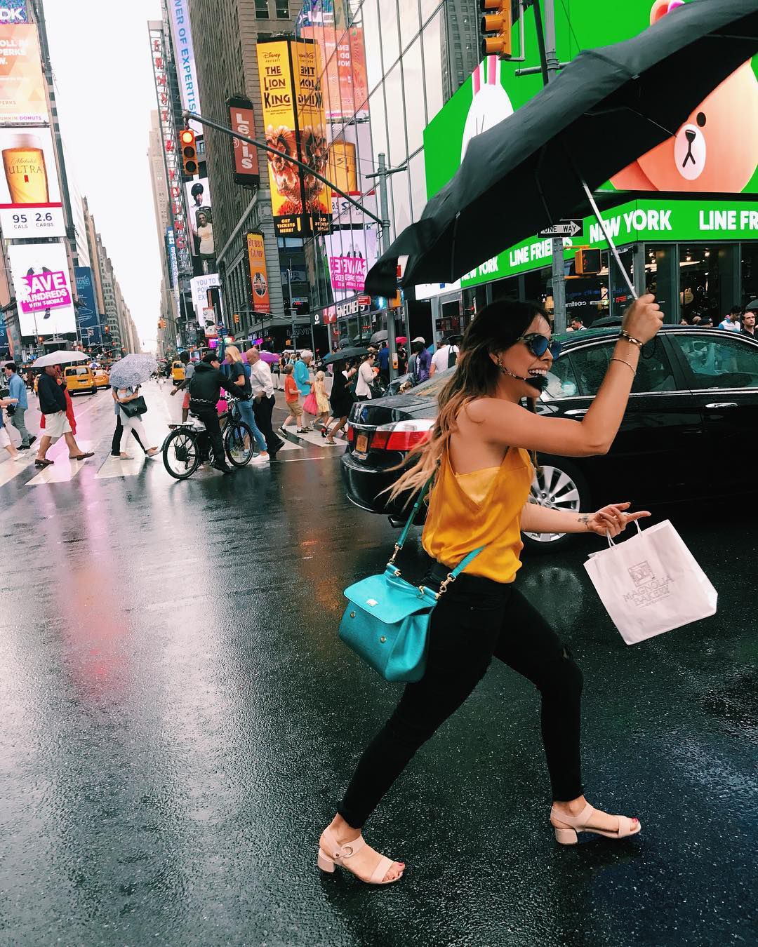 Danna Paola paseando por Times Square mientras luce su exclusivo Sicily de Dolce & Gabanna (Foto: Instagram @DannaPaola)
