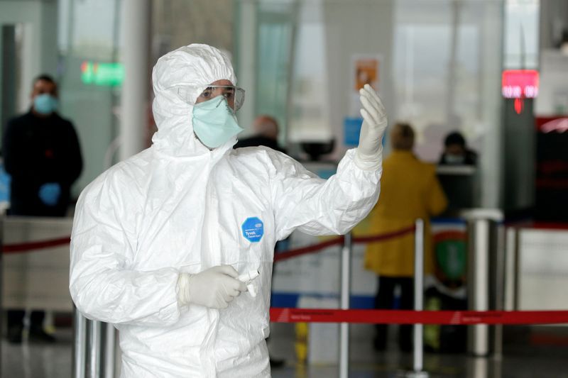 Foto del miércoles de un médico con un traje de protección en el Aeropuerto Internacional de Tirana, en Albania. Abril 1, 2020. REUTERS/Florion Goga