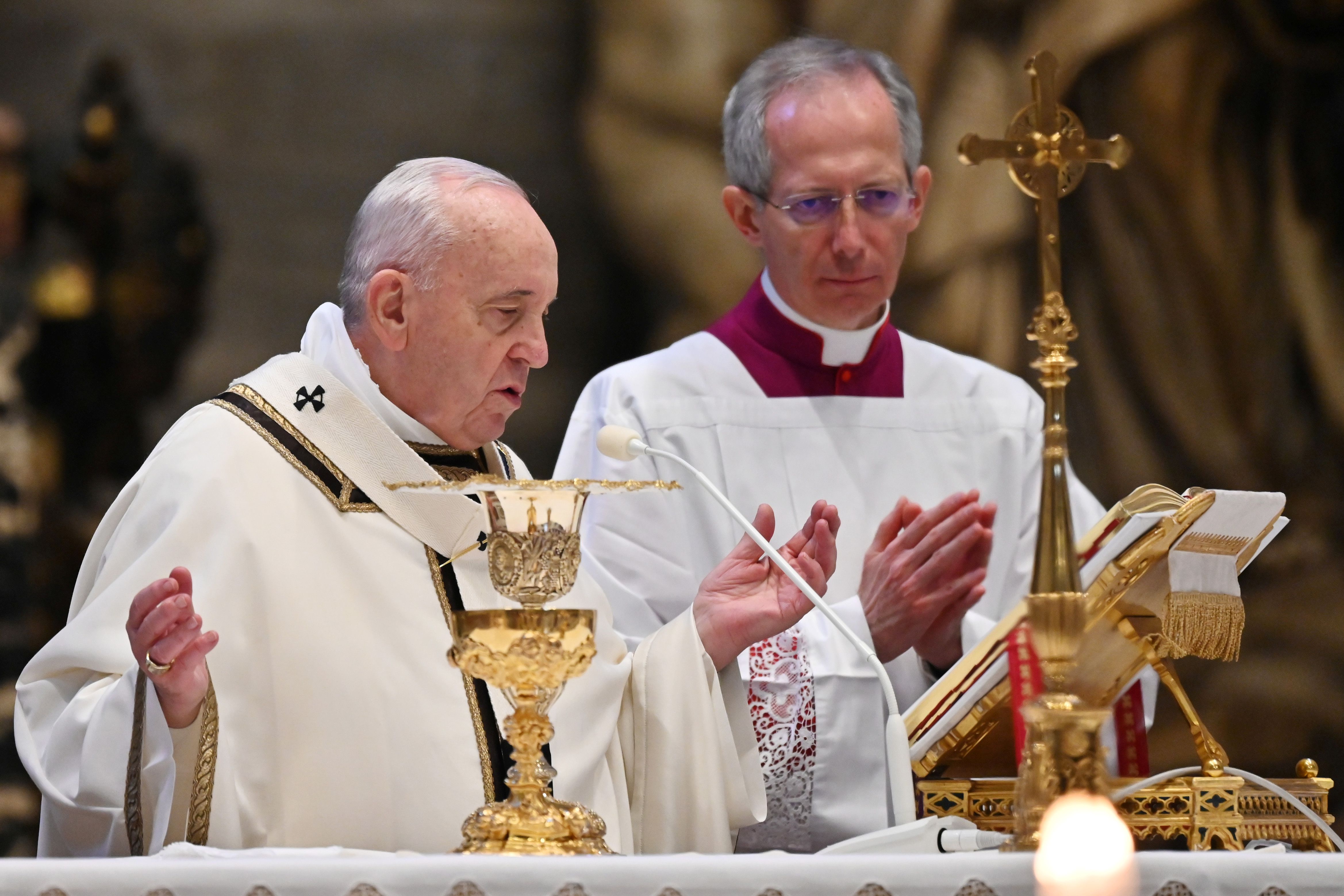 l Papa Francisco celebra la misa del Domingo de Pascua a puertas cerradas debido a un brote de la enfermedad coronavirus (COVID-19) en la Basílica de San Pedro en el Vaticano, el 12 de abril de 2020. (REUTERS)