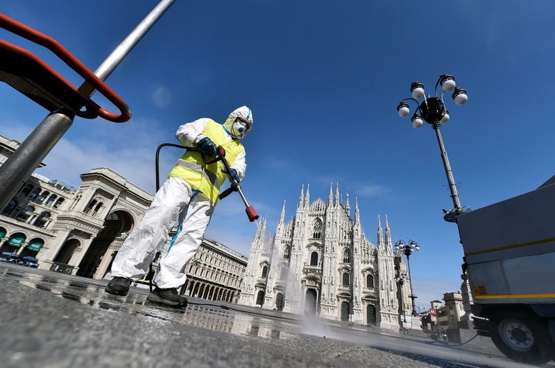 Un trabajador con ropa de protección desinfecta la plaza del Duomo, durante el brote de coronavirus (COVID-19) en el centro de Milán, Italia, el 31 de marzo, 2020. REUTERS/Flavio Lo Scalzo