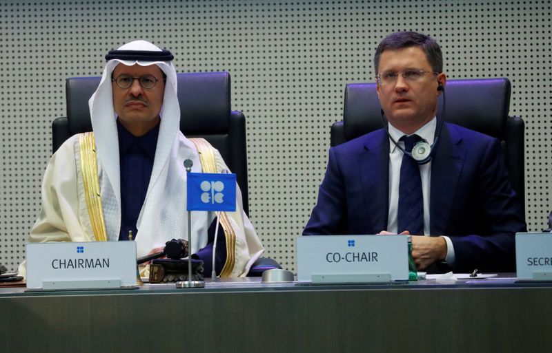 FOTO DE ARCHIVO. El ministro de Energía de Arabia Saudita, el príncipe Abdulaziz bin Salman Al-Saud y el ministro de Energía de Rusia, Alexander Novak, se ven al comienzo de un encuentro en la sede de la OPEP, en Viena, Austria. 6 de diciembre de 2019. REUTERS/Leonhard Foeger.