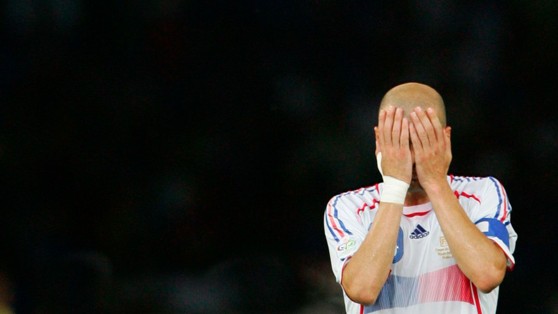 Zidane al ver la roja en la final contra Italia del Mundial 2006 (Foto: Shutterstock)