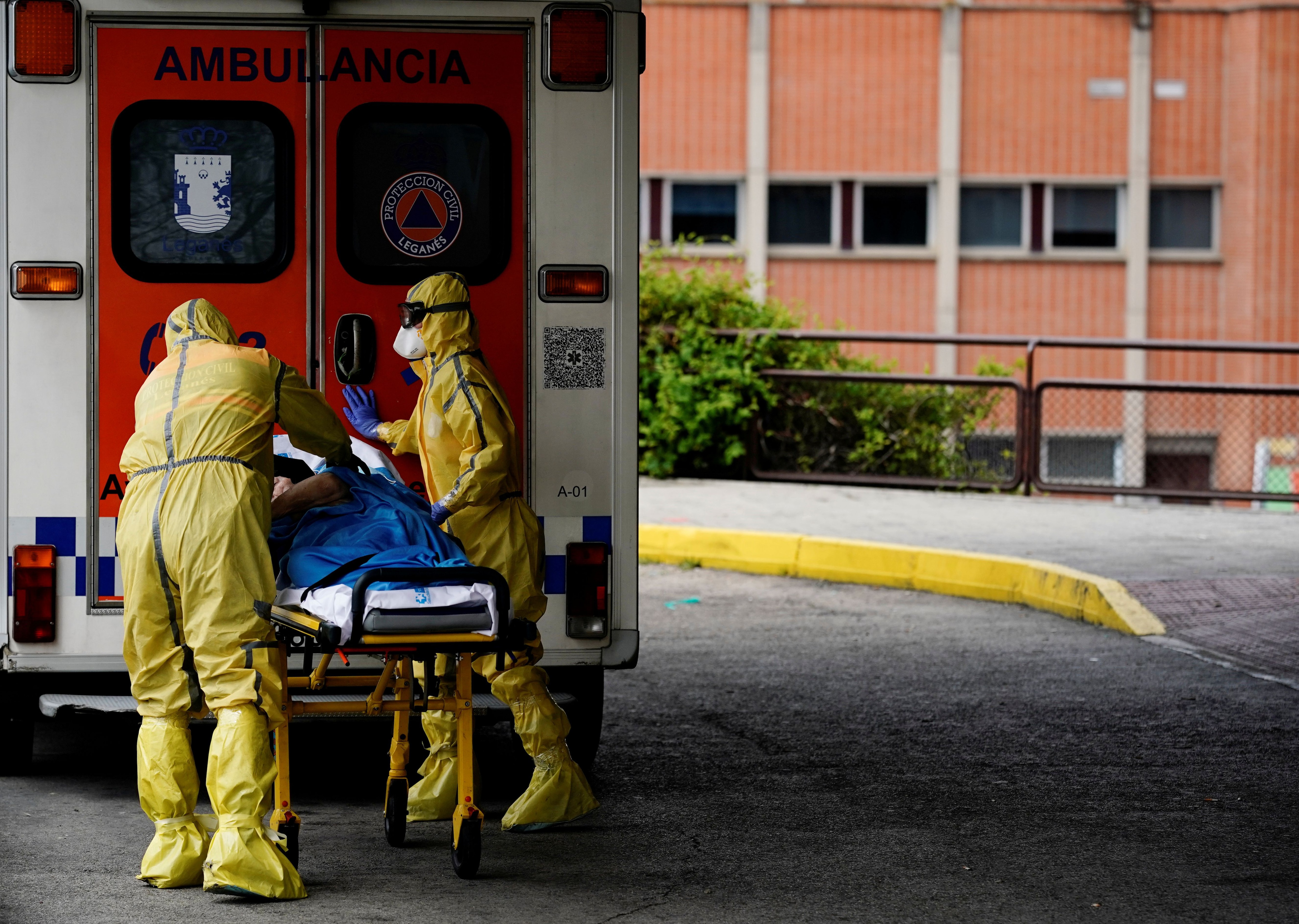 Paramédicos trasladan a un paciente en el hospital Severo Ochoa, cerca a Madrid (Reuters)