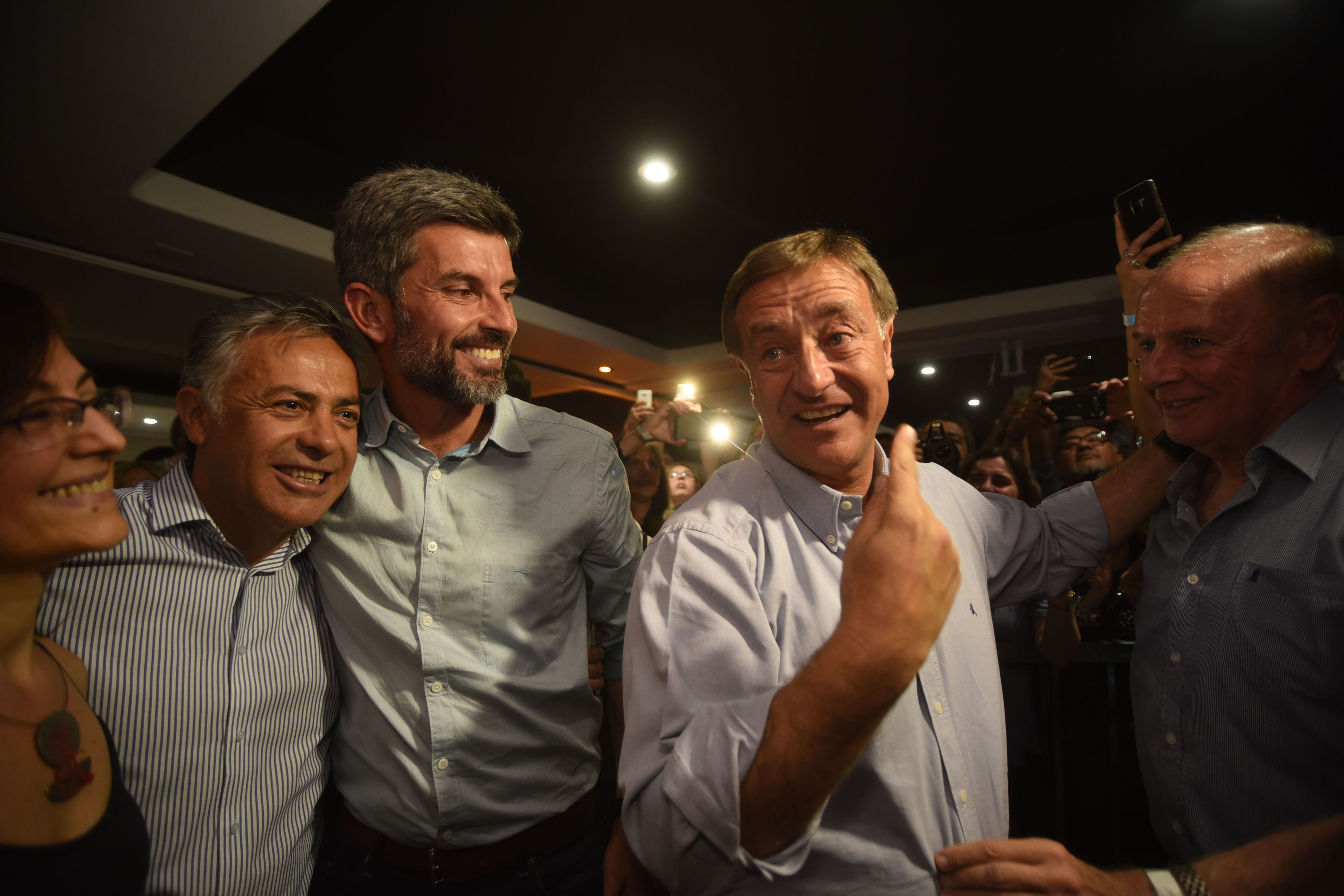 Rodolfo Suárez festejó el triunfo abrazado al gobernador Cornejo