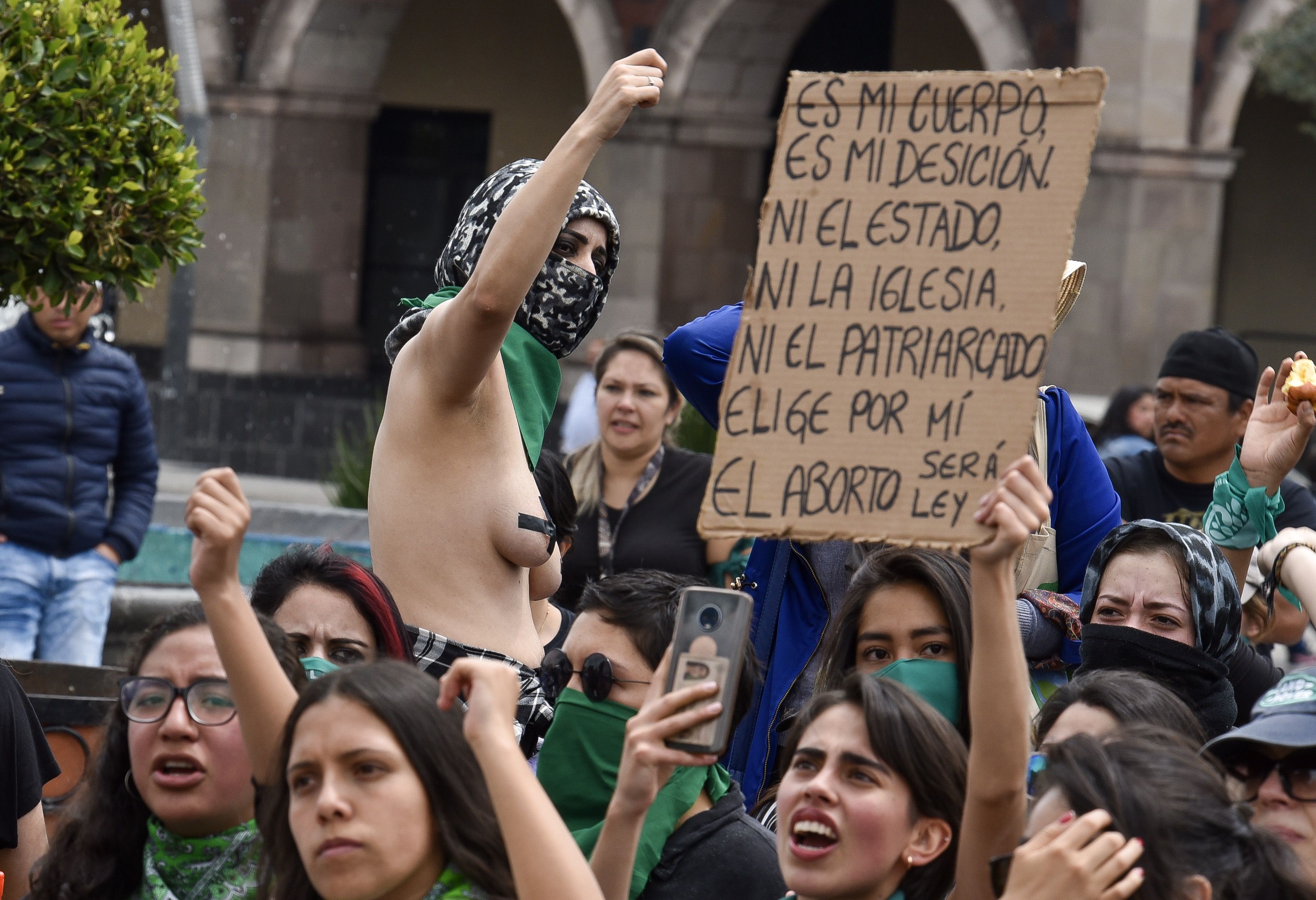 Las mujeres piden al presidente López Obrador la despenalización del aborto en todo el país (Foto: Cuartoscuro)