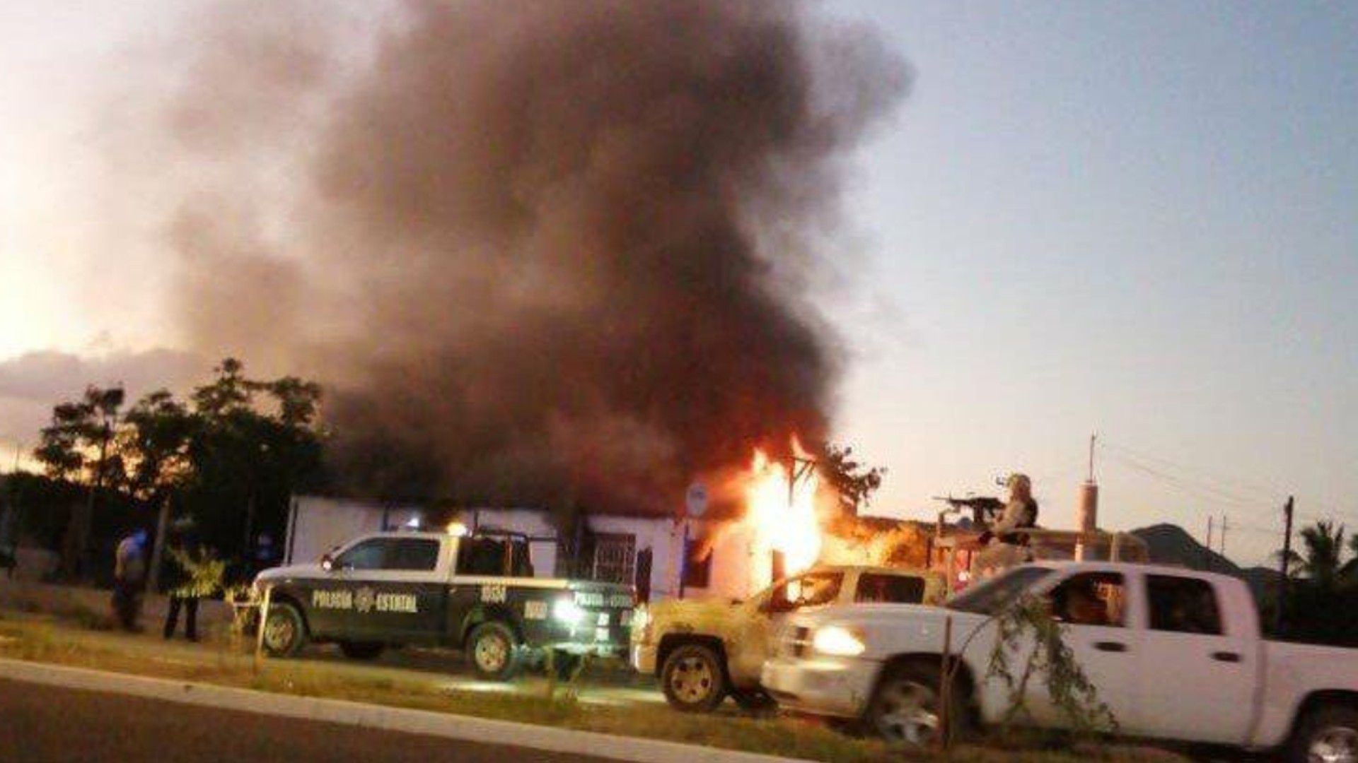 Un comando atacó un domicilio en Sonora. Entró por un hombre y luego incendió la casa con dos niños dentro (Foto: Twitter/AguedaBarojas)
