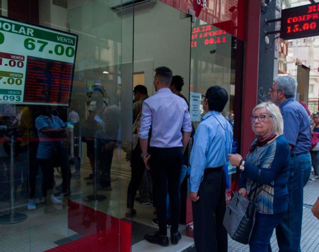 El BCRA incursionó con más subastas para frenar al dólar, que cerró a 65 pesos en los bancos de la City