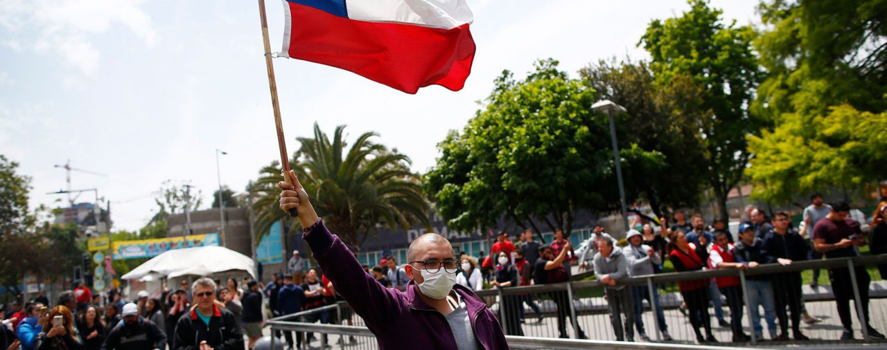 El Gobierno chileno intenta restablecer el orden frente a la protesta salvaje en Santiago: toque de queda y revisión de medidas