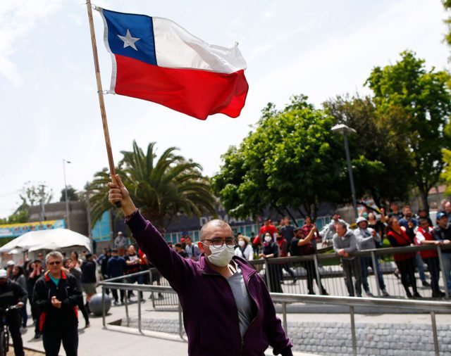 El Gobierno chileno intenta restablecer el orden frente a la protesta salvaje en Santiago: toque de queda y revisión de medidas