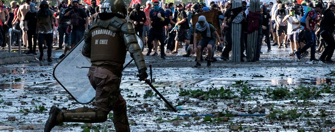 La Fiscalía de Chile identificó a 15 víctimas de las protestas y el Ejército declaró el séptimo toque de queda consecutivo en Santiago