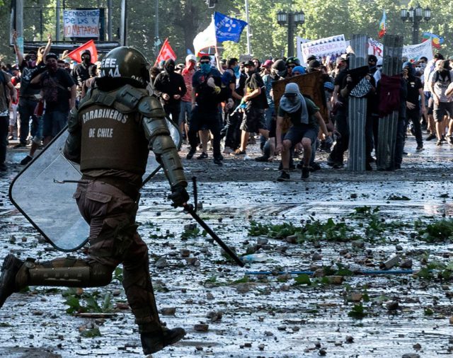 La Fiscalía de Chile identificó a 15 víctimas de las protestas y el Ejército declaró el séptimo toque de queda consecutivo en Santiago