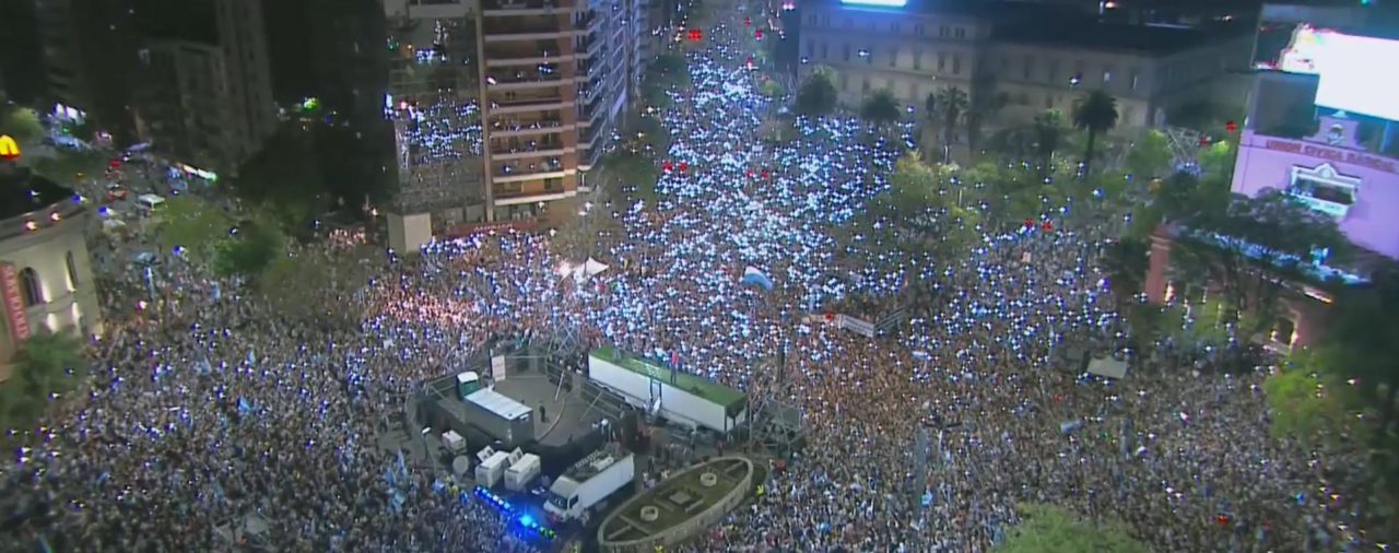 Mauricio Macri cerró su campaña ante una multitud en Córdoba: “El domingo nos jugamos el presente y el futuro”