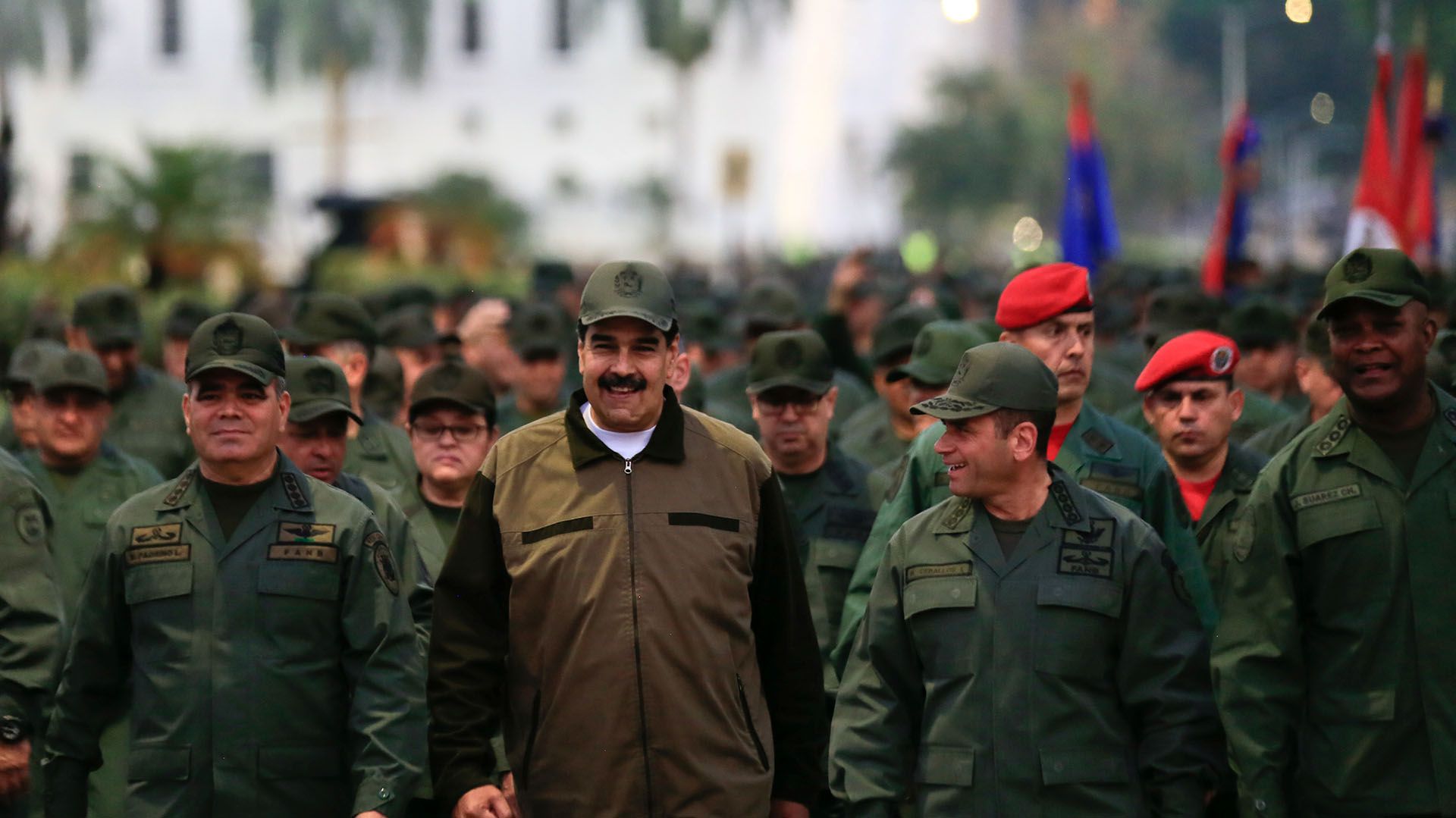 Nicolás Maduro con militares (REUTERS)