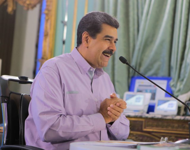 Nicolás Maduro propuso transformar las escuelas en criaderos de gallinas: “Ellas ponen su ponedura y nosotros las distribuimos entre los familiares”
