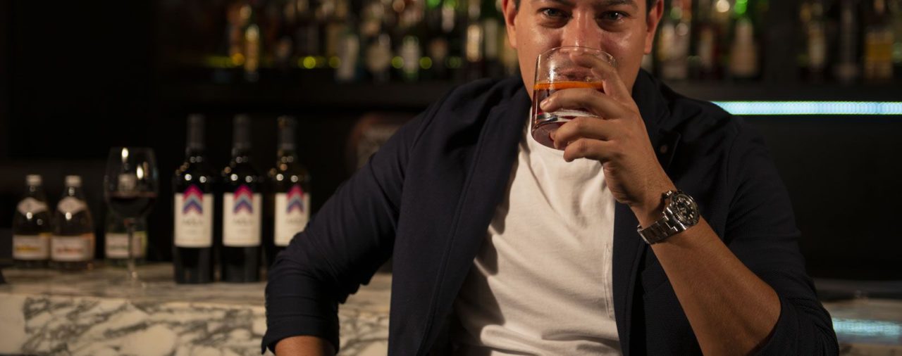 Se fue del país por la crisis del 2001, se convirtió en uno de los mejores bartenders del mundo y creó un trago en homenaje a la Argentina