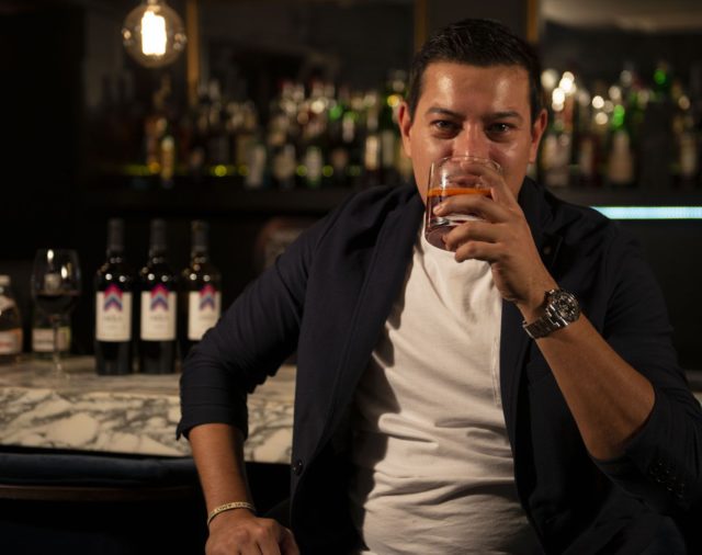 Se fue del país por la crisis del 2001, se convirtió en uno de los mejores bartenders del mundo y creó un trago en homenaje a la Argentina