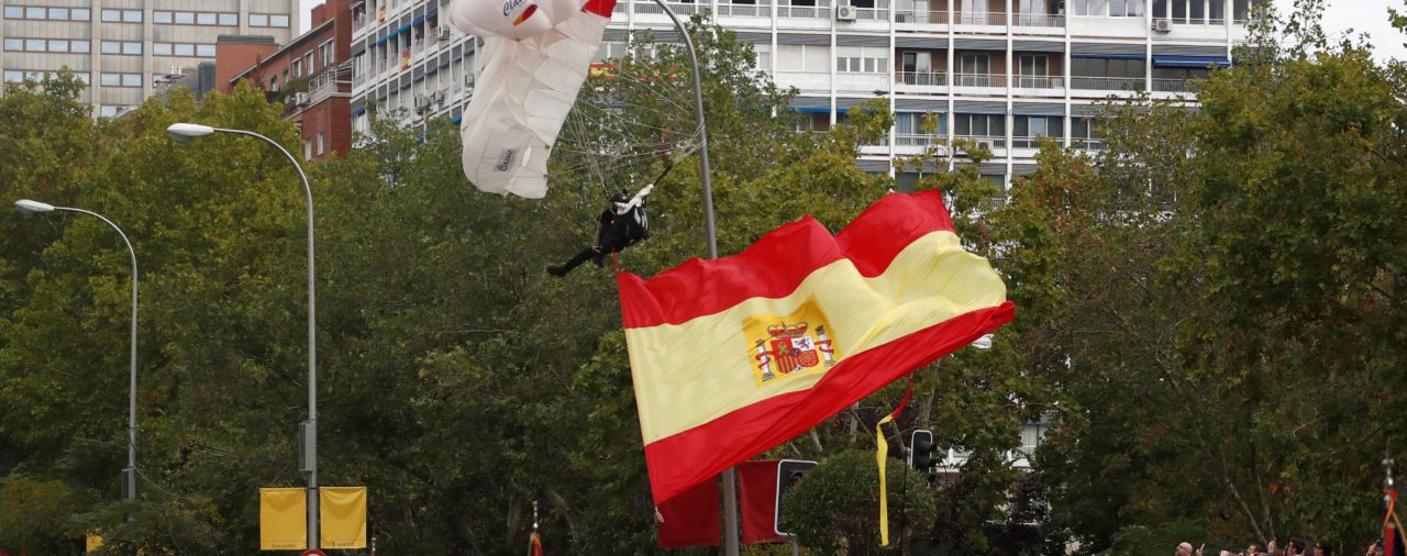 Un paracaidista se accidentó en pleno desfile ante los reyes de España y quedó atascado en un farol