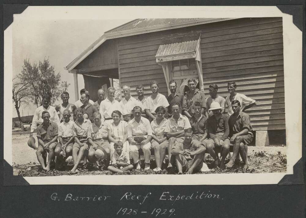 El grupo de científicos que hizo la primera expedición a la Gran Barrera, entre 1928 y 1929, en Low Islands. (CM Yonge/Biblioteca Nacional de Australia)