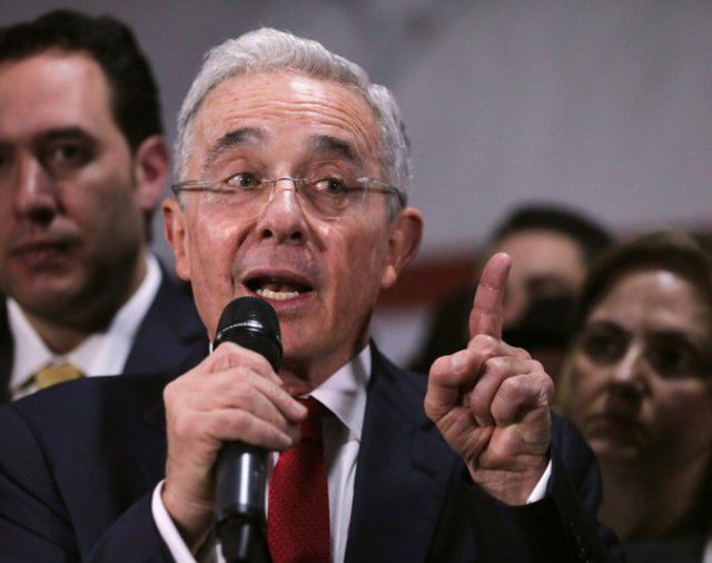 Expresidente colombiano Álvaro Uribe denuncia bloqueo de cuenta en Twitter en jornada de protestas