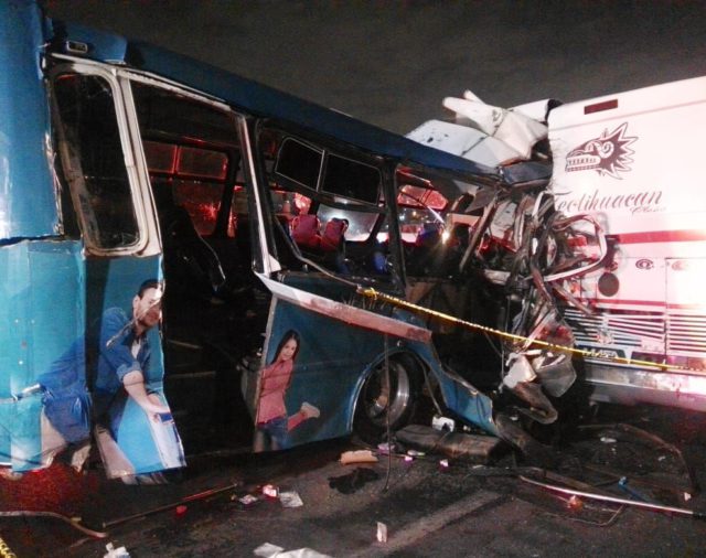 Fuerte choque de autobuses deja un saldo oficial de 9 muertos y al menos 25 personas lesionadas