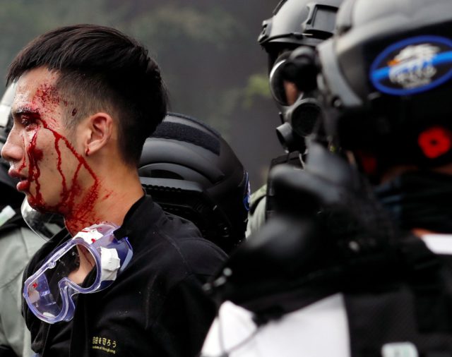 Incendios, represión y manifestantes prodemocracia atrincherados en la Universidad Politécnica de Hong Kong: la policía amenaza con “balas reales”