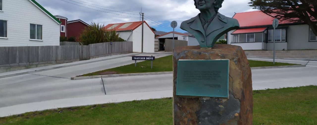 La estatua de Margaret Thatcher, la cárcel con 10 presos y otras particularidades desconocidas de las Islas Malvinas