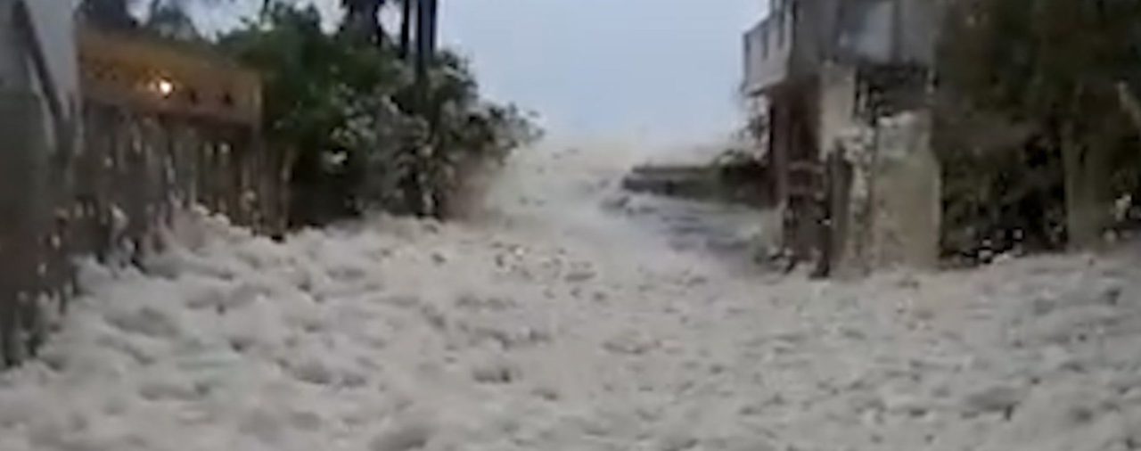 Las impactantes imágenes de las calles de Tabasco inundadas por espuma de mar