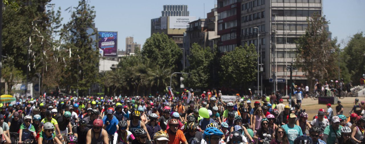 Miles de chilenos en bicicleta protestaron frente a la residencia del presidente Sebastián Piñera