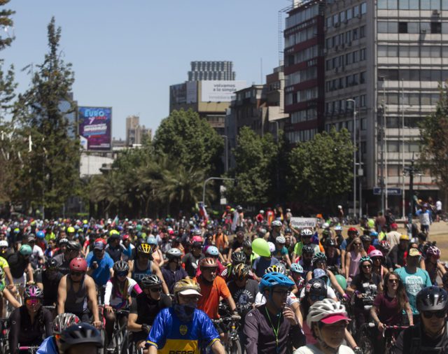 Miles de chilenos en bicicleta protestaron frente a la residencia del presidente Sebastián Piñera