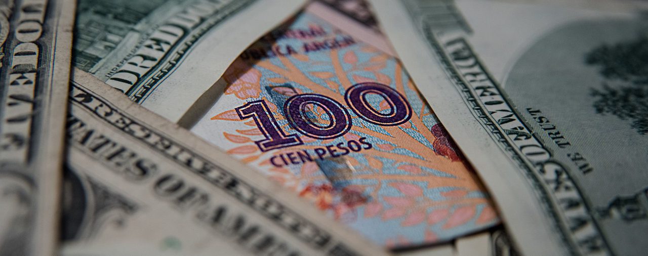 Para “desdolarizar” la economía, primero hay que fortalecer el peso argentino
