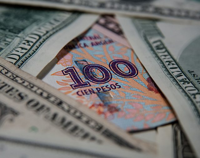 Para “desdolarizar” la economía, primero hay que fortalecer el peso argentino