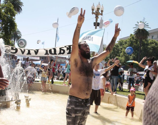 Con las patas en la fuente: por el calor, militantes se refrescaron en Plaza de Mayo