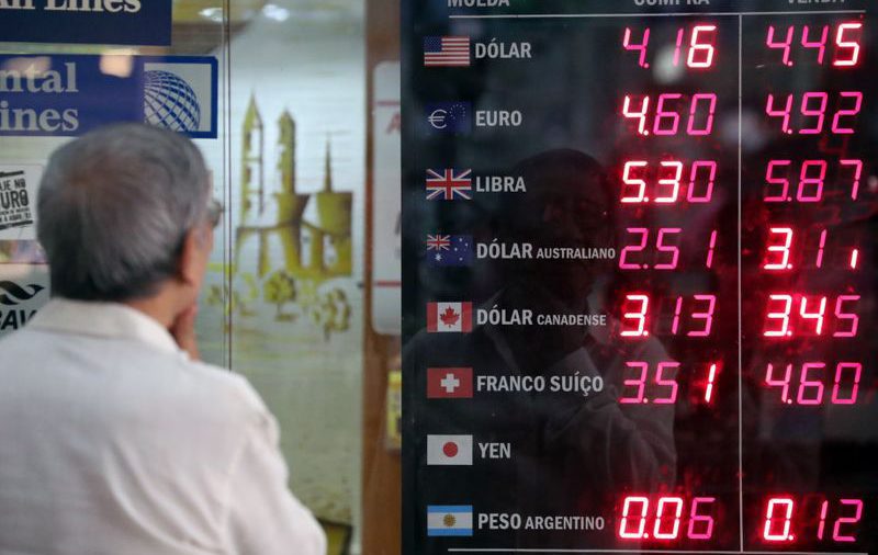 MERCADOS A.LATINA-Monedas cierran mixtas tras datos industriales de China