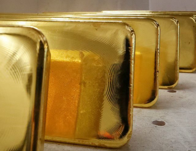 Oro cae por anuncio de China sobre aranceles, pero anotaría alza semanal