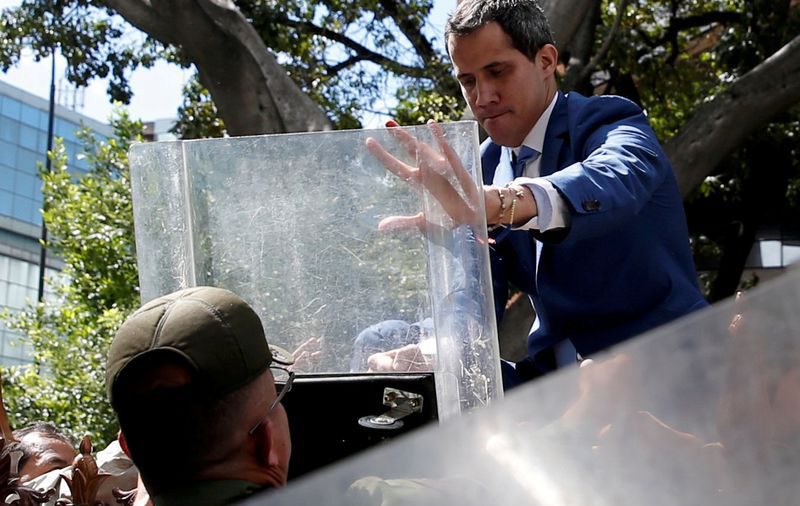 Guaidó dice que arriesgará el pellejo para encabezar asamblea en Venezuela
