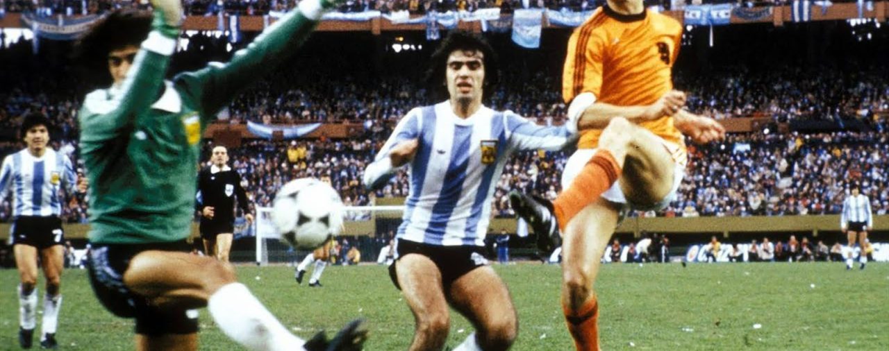La historia de Robbie Rensenbrink, el “hombre serpiente” el que casi hace perder el Mundial 1978 a la Argentina y autor del gol mil de la Copa del Mundo